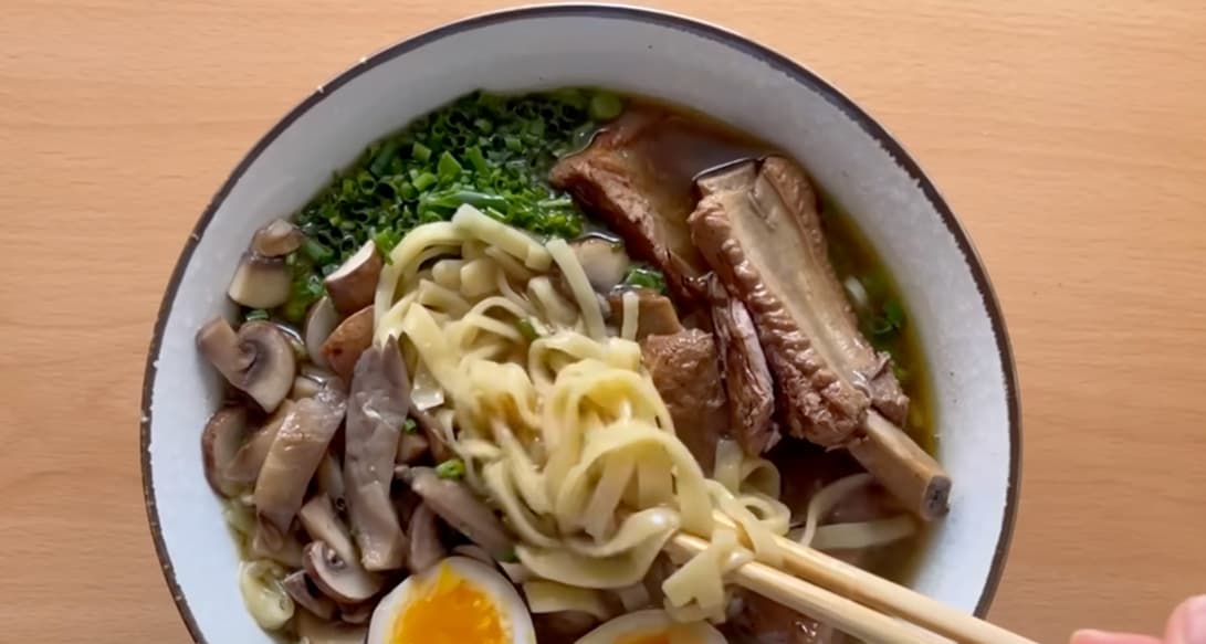 Ramen de costillas de cerdo